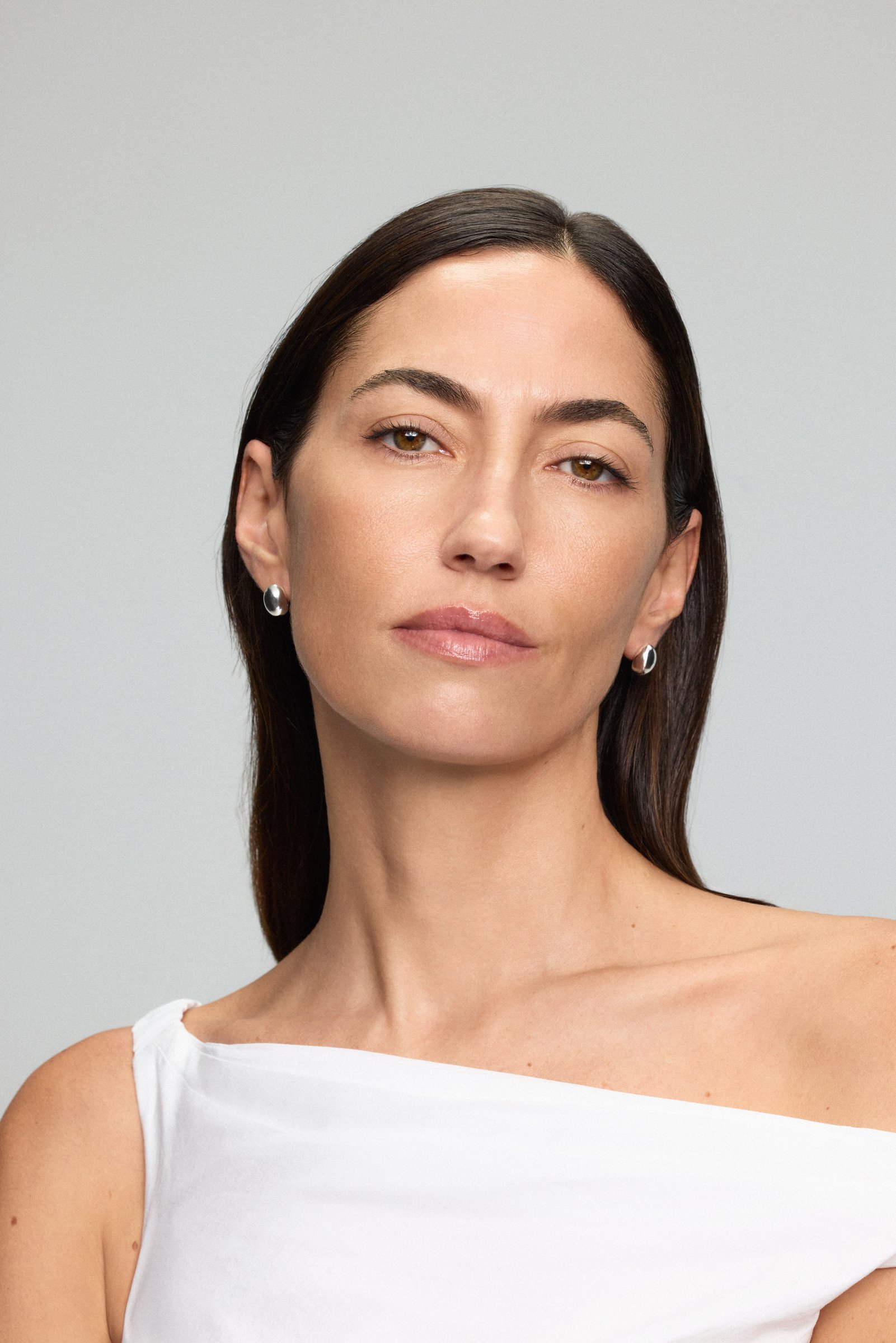 Primer plano de Paloma López con vestido blanco
