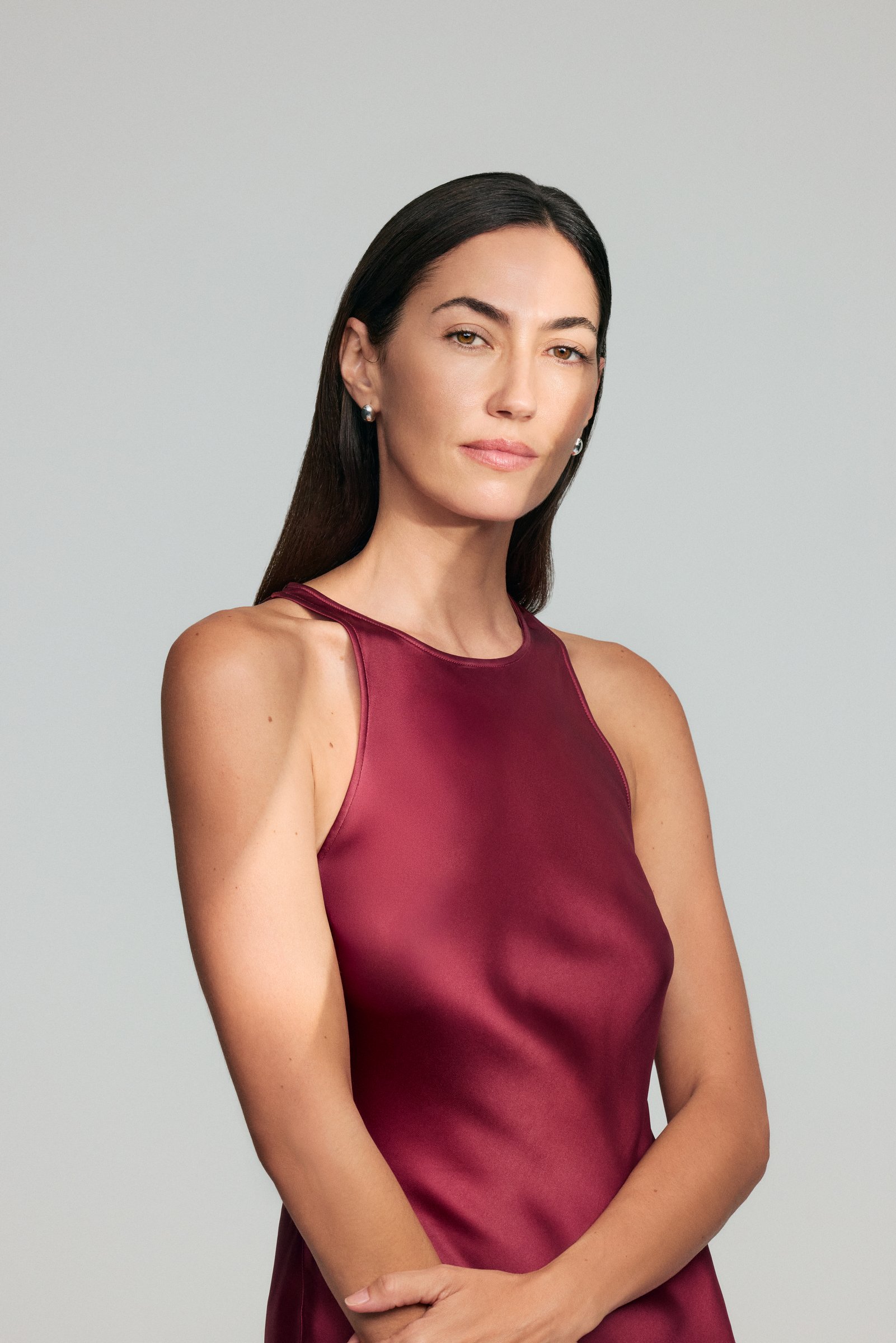 Paloma López con vestido granate