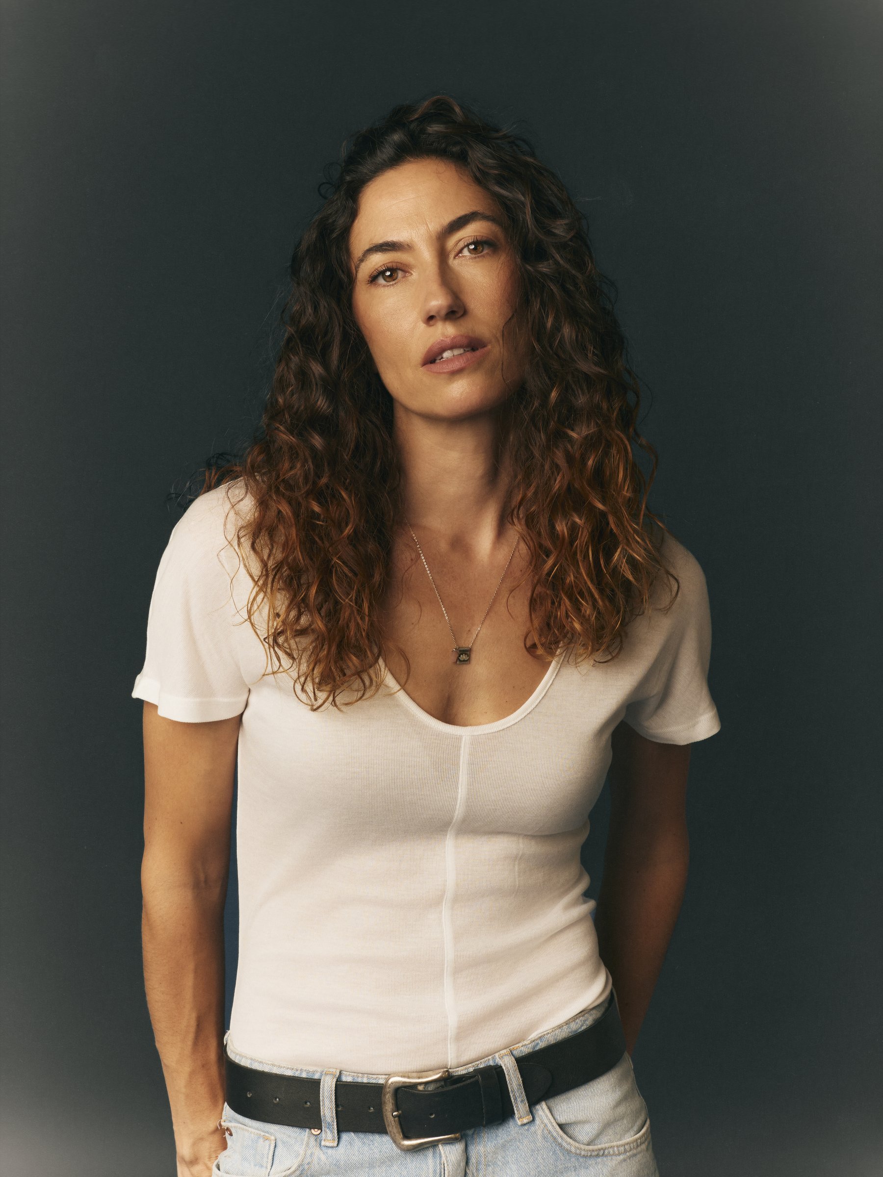 Paloma López, retrato con cabello rizado